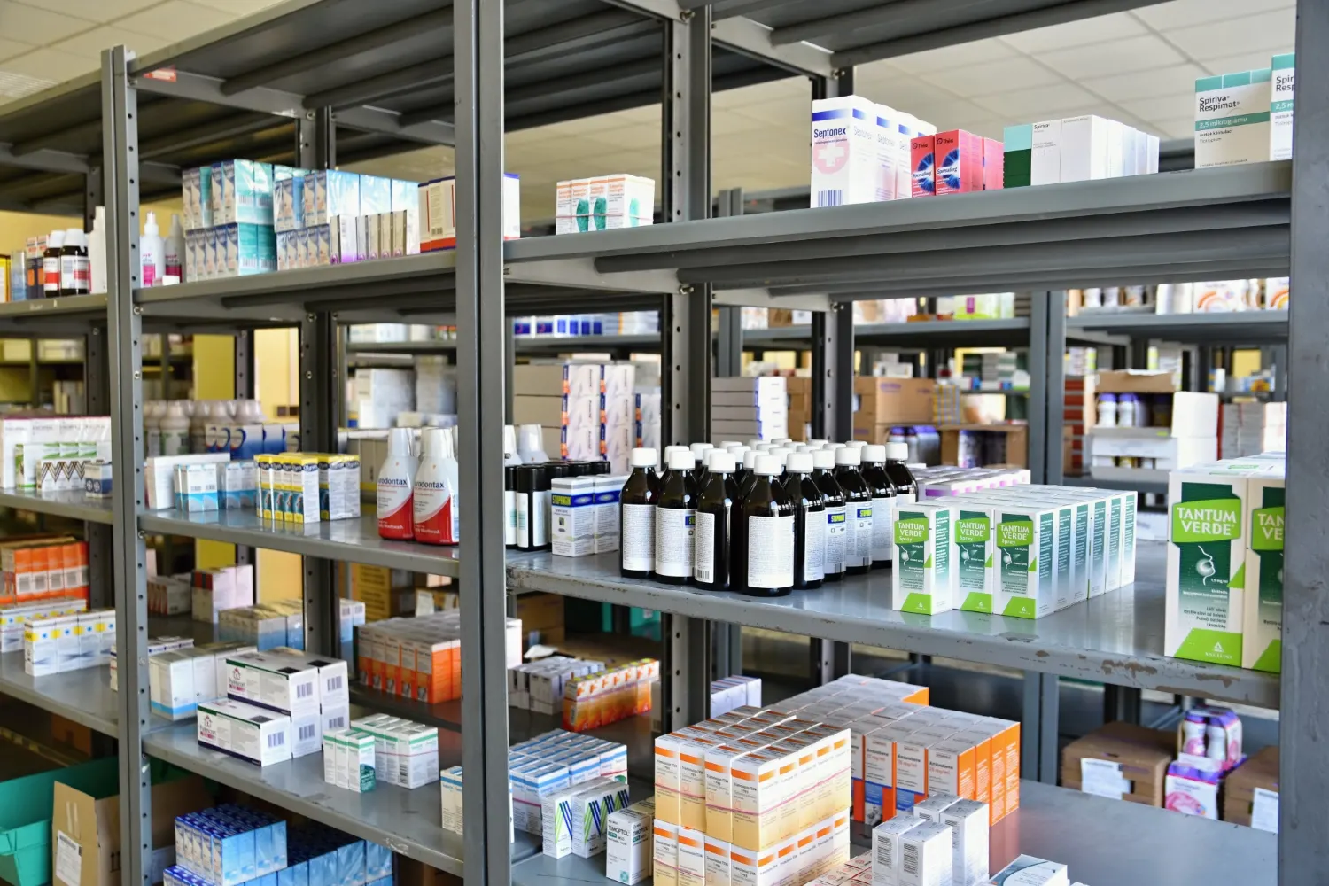 Rayons de pharmacie — Pharma Express Tanger